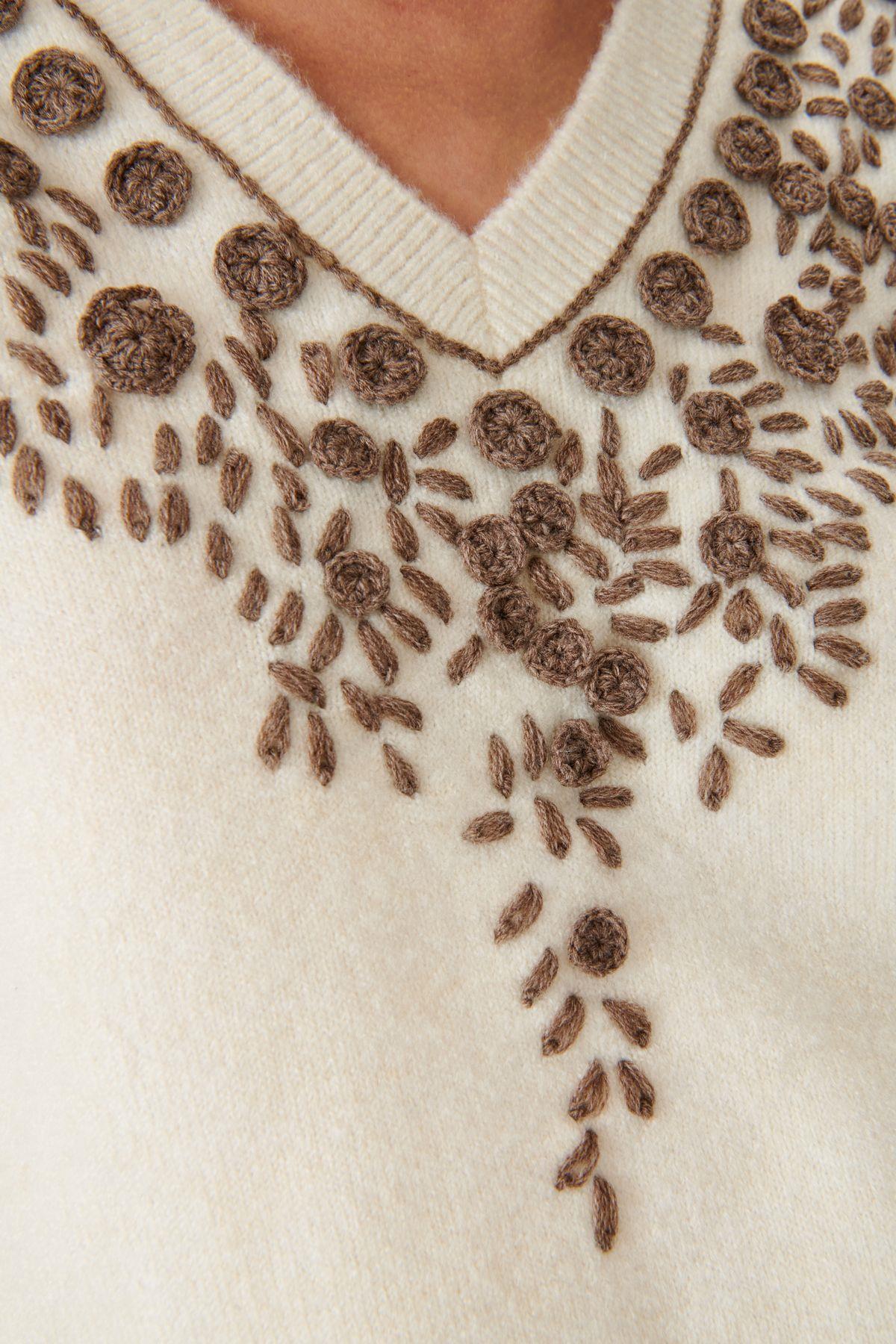 Handcrafted Ecru Knitwear Sweater Contrast Flower Embroidery